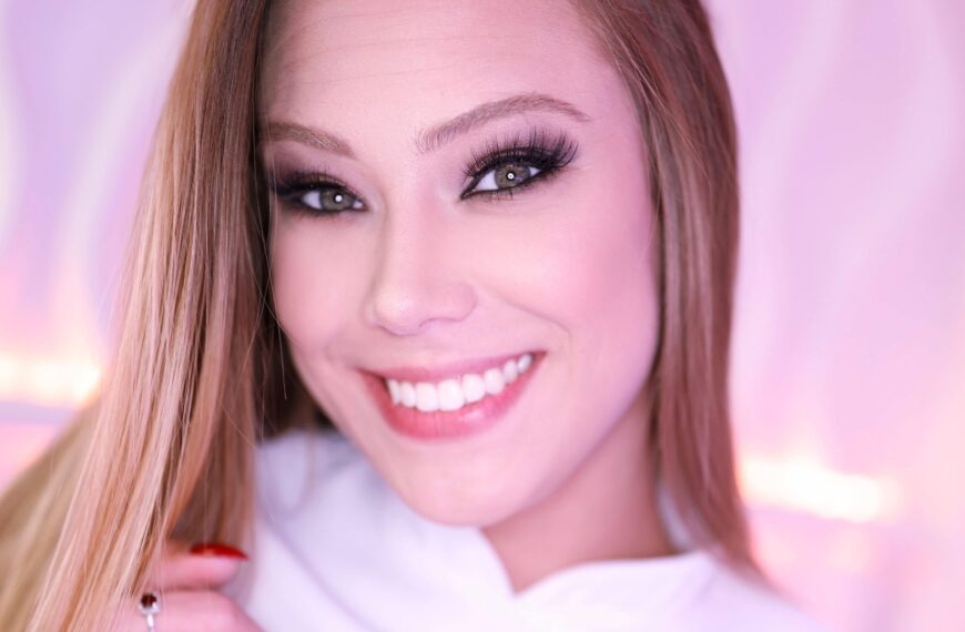 Swallow Salon Features Avery Cristy Giving Head