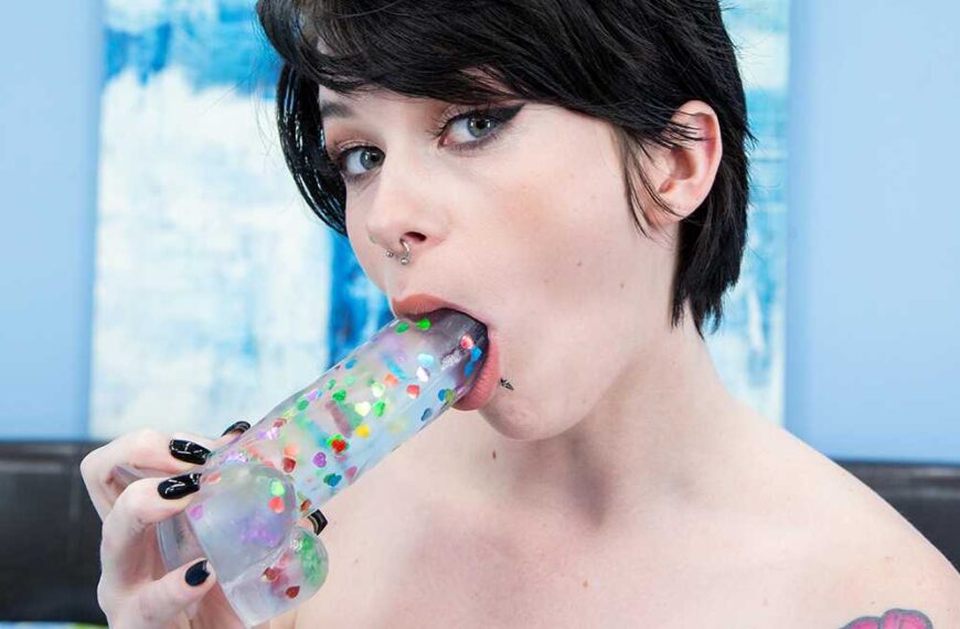 Kitty Lynn Loves To Ride Her Dildo Live