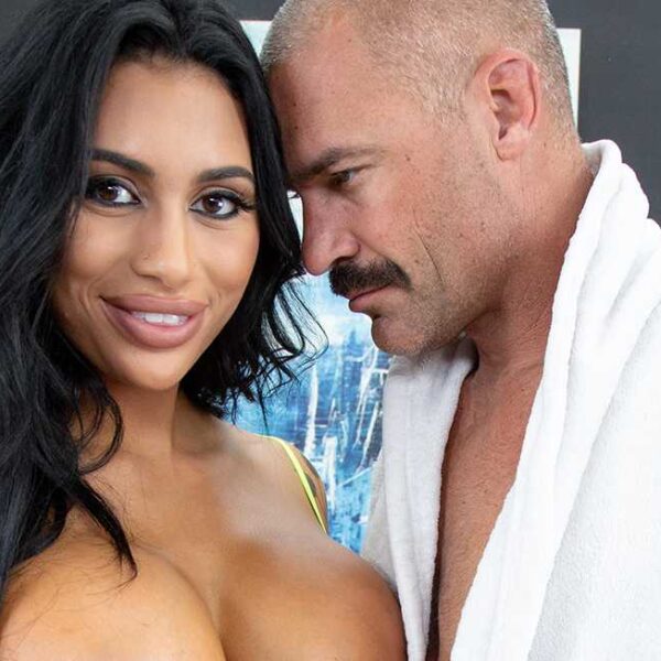 Tall And Busty Babe Ariana Starr Is Fucking Live