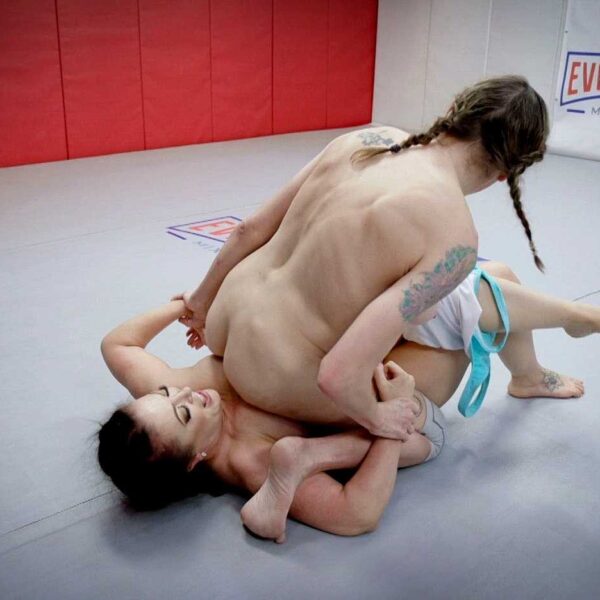 Agatha Delicious Vs Carmen Valentina