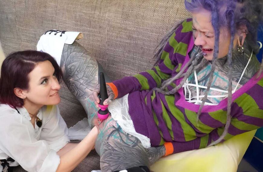 Miss Flora Works Her Fist Inside Anuskatzz Tight Asshole