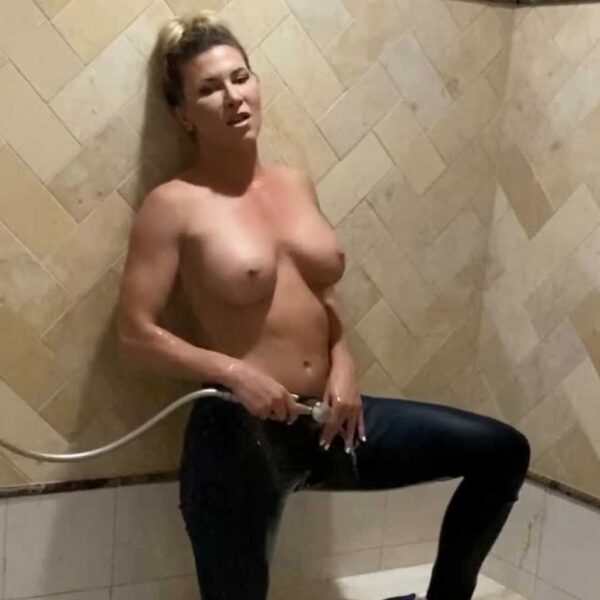 Ariel X Wants You To Rub Your Cock On Her Skinny Jeans And Cum On Them