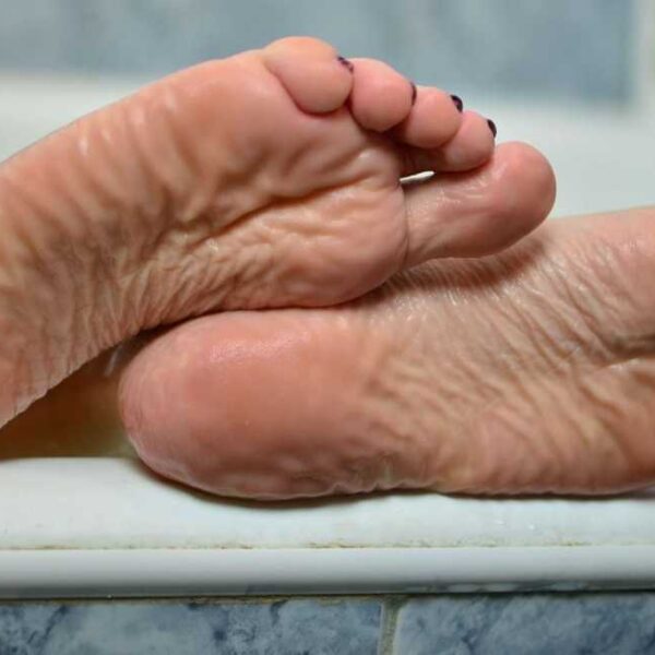 JawDroppingly Sexy Diana Shaves Her Long Legs In The Bathtub