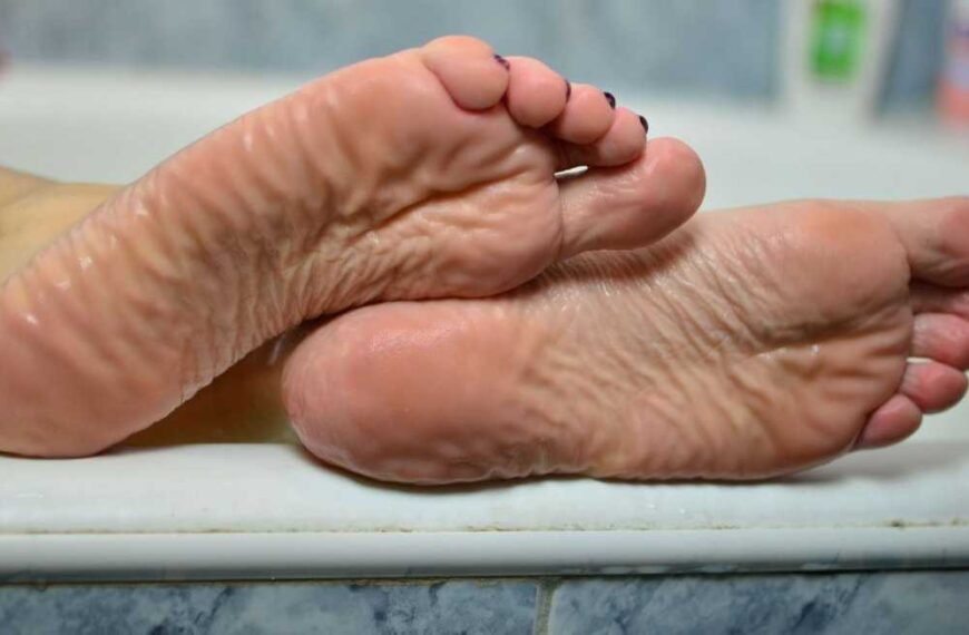 JawDroppingly Sexy Diana Shaves Her Long Legs In The Bathtub