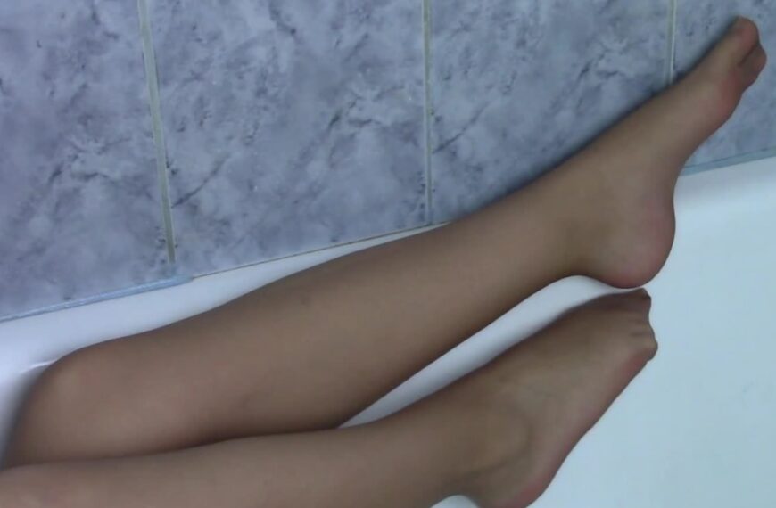 SuperHot Diana Takes A Bath With Just Her FleshToned Pantyhose On