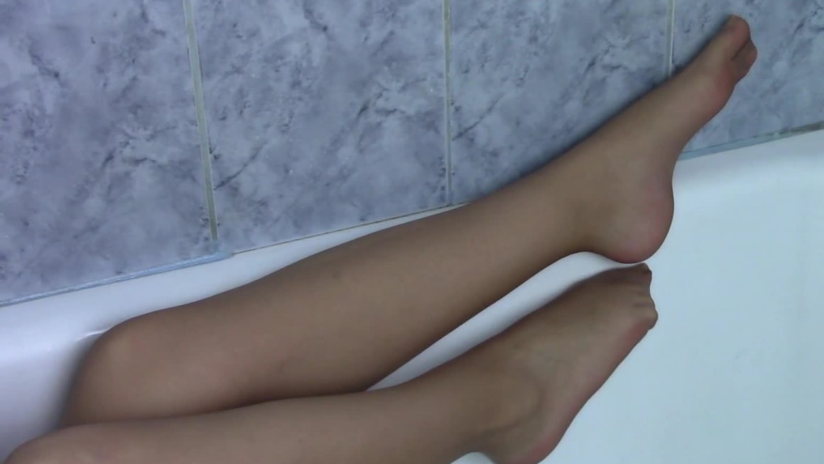 SuperHot Diana Takes A Bath With Just Her FleshToned Pantyhose On