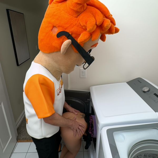 Porn Dude Helps Luna Luxe Out Of A Sticky Situation