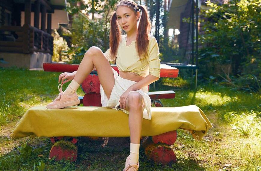 Cutie Orgasms On A Bench