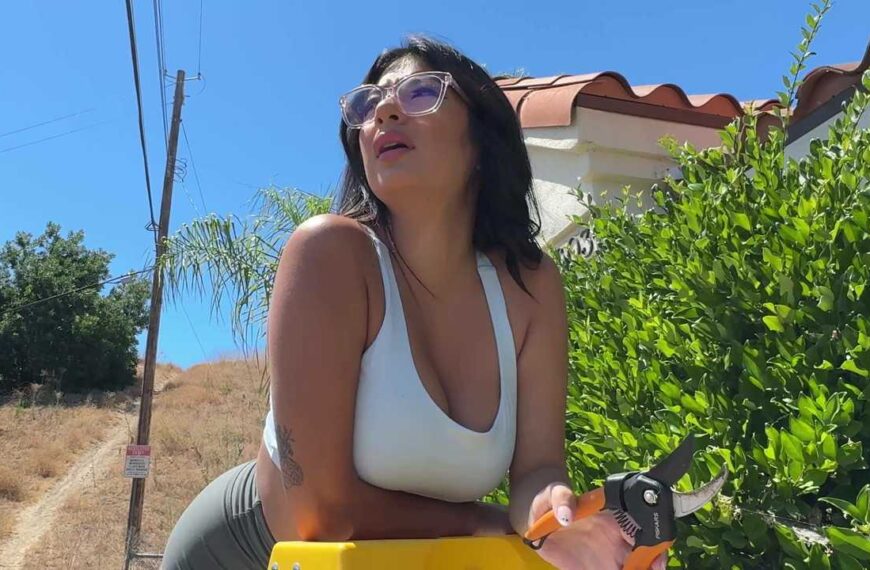 Porn Dude Helps Cami Strella With Her Bush