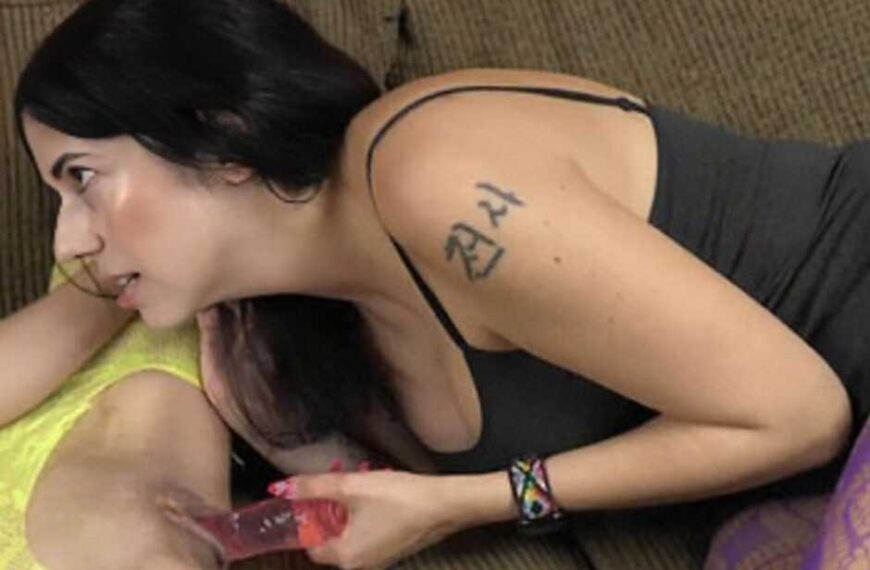 Anna Makes Scarlett Cum With Her Dildo