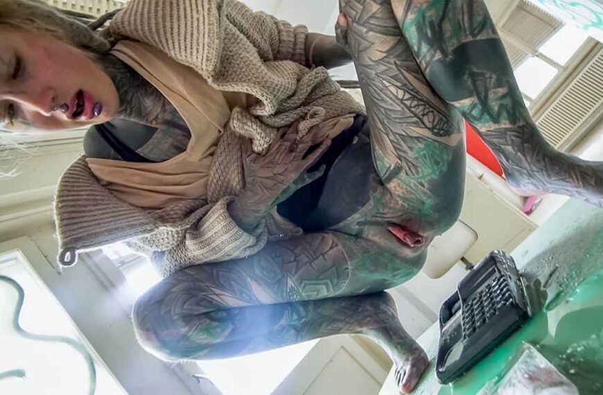 Anuskatzz Pisses On A Desk