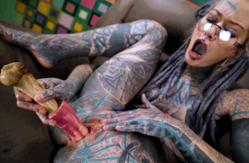 Anuskatzz Feasts On Dildo