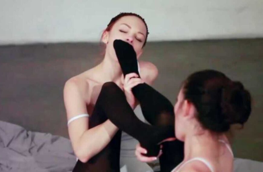 Lesbians Lick Naked Feet