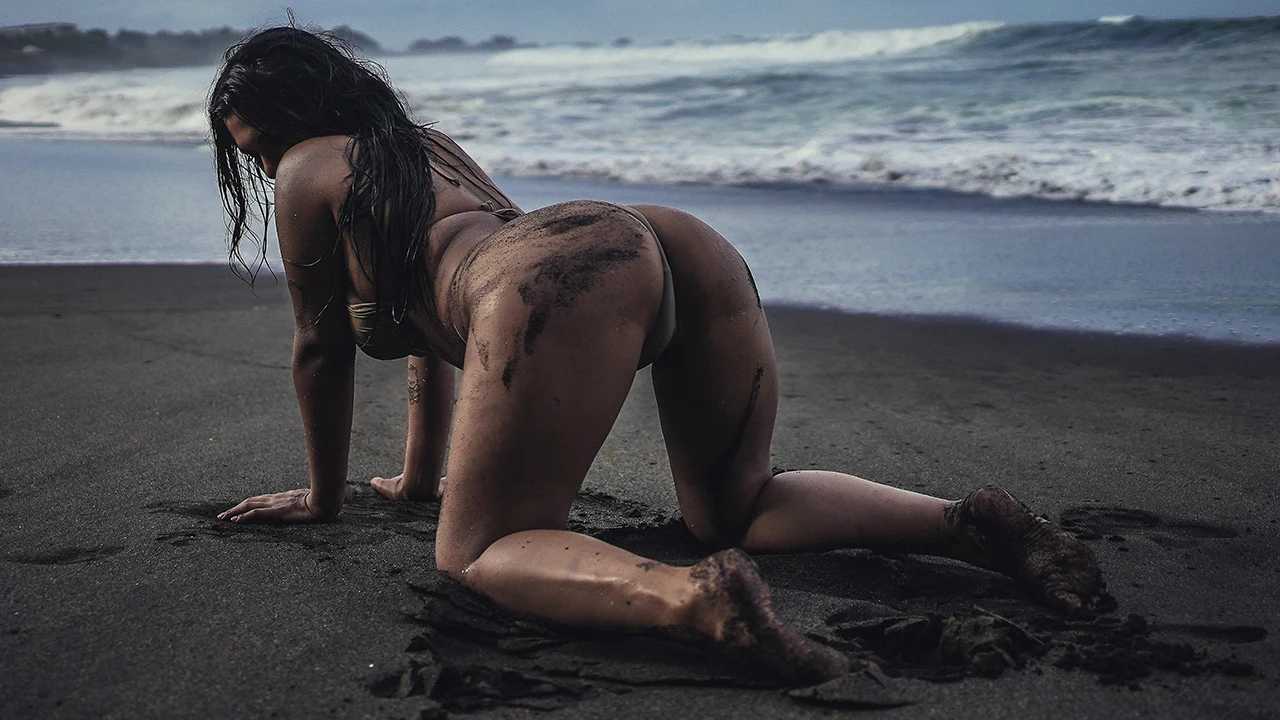 Sanktor 191 Curvy Canadian Onlyfans Model With Huge Boobs Running On The Beach