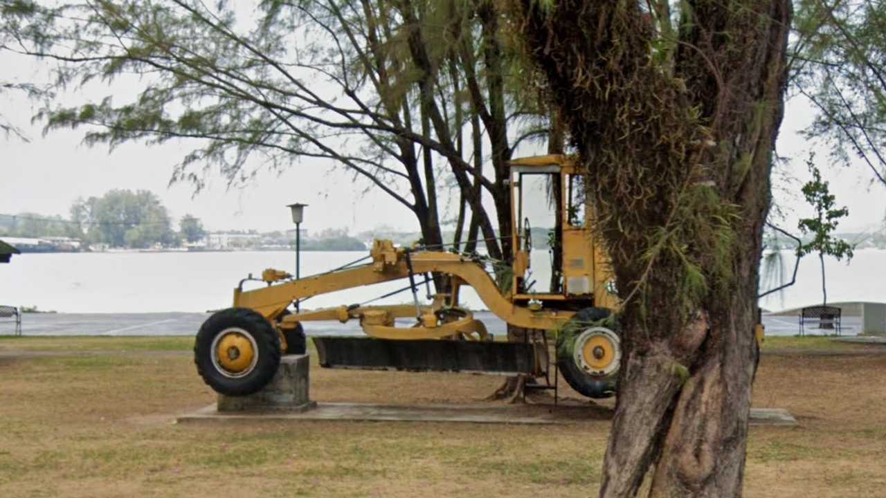 Saphan Hin Park Tractor And New Girl
